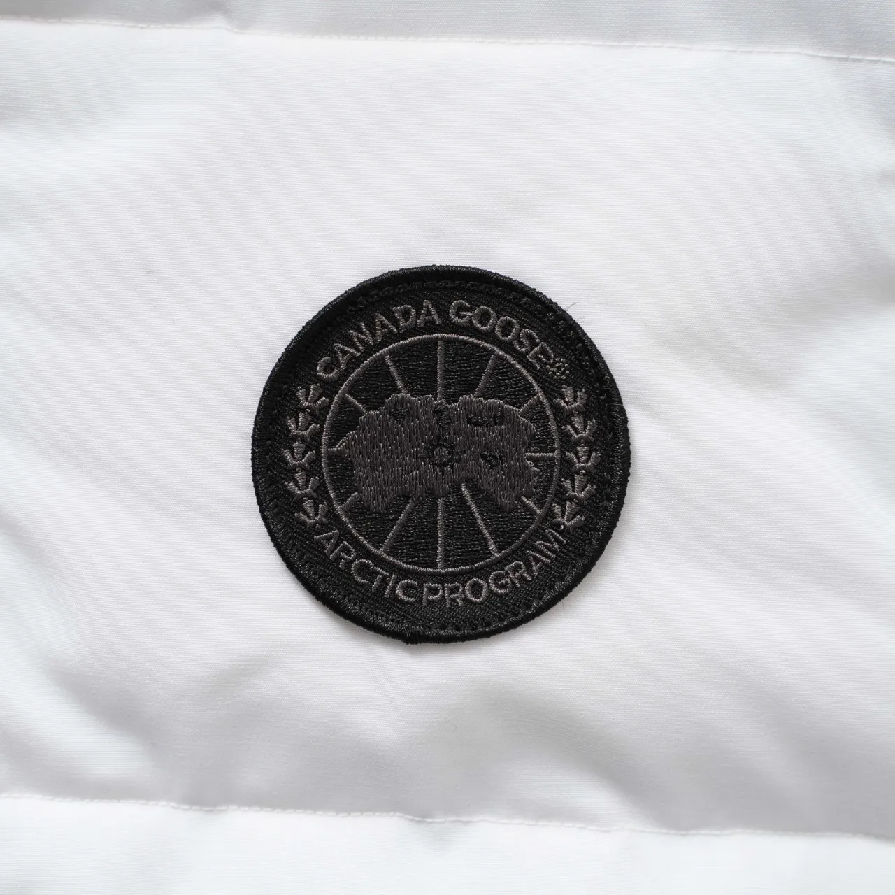 P340 CANADA GOOSE丨Canada Goose slanted pocket stand collar down vest Color: Large white and black label Size: XS-XXL